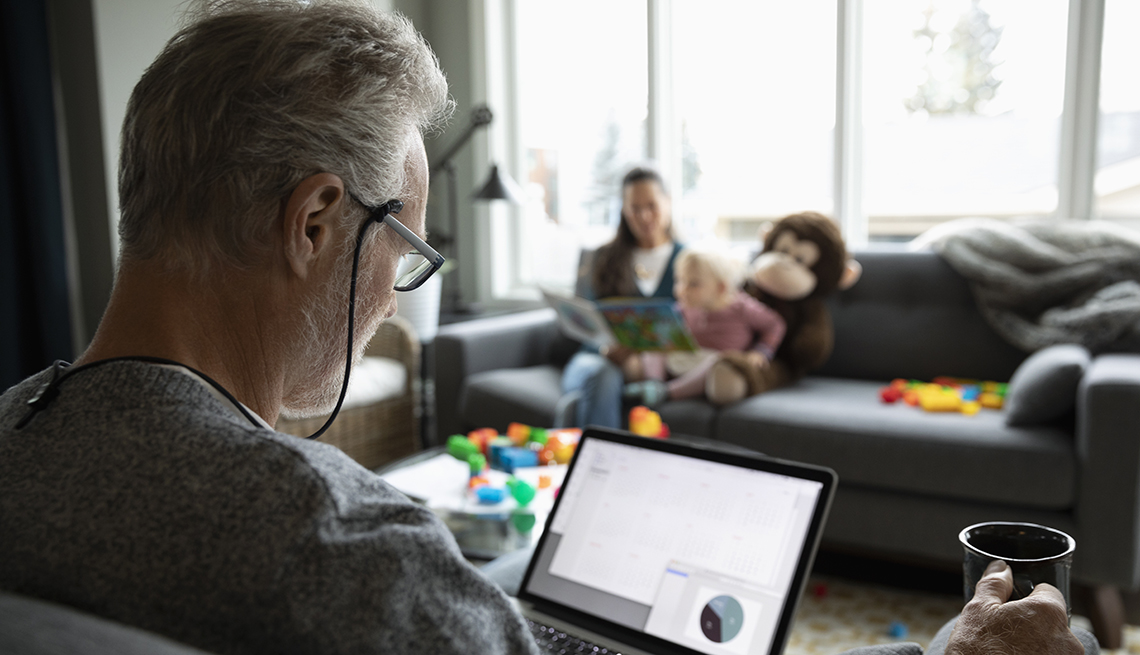 Trabajo desde casa para mayores de 50 años en Perú: opciones reales y consejos